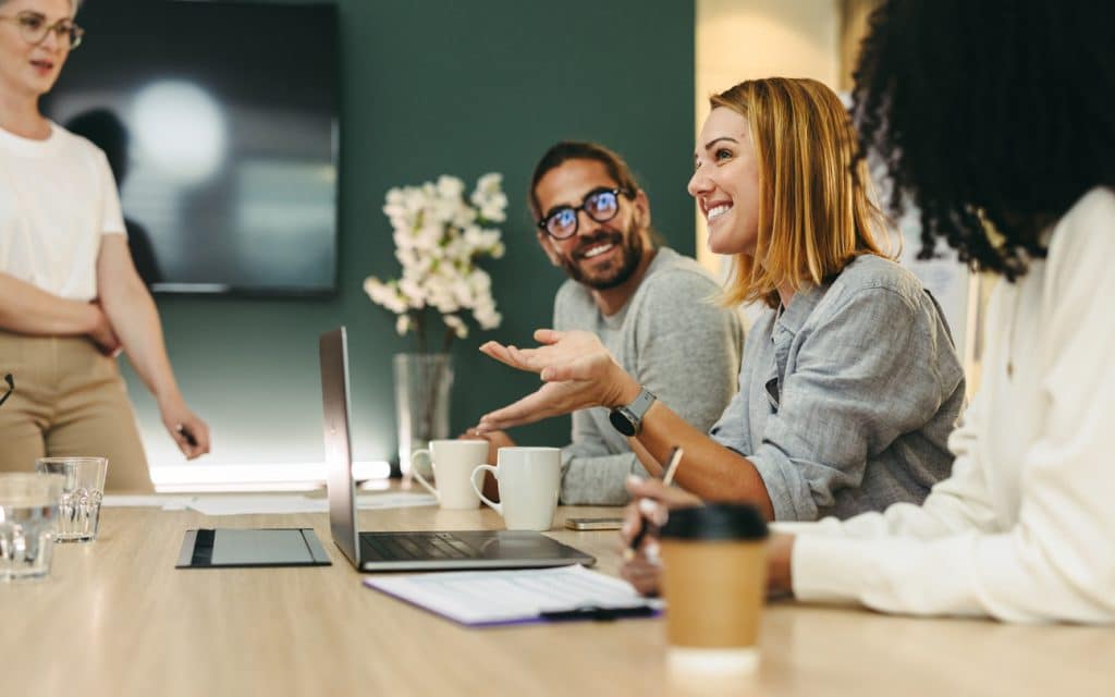 collaborateurs en réunion