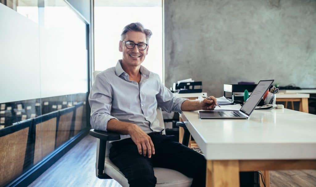 Homme aménagement de bureau optimisé